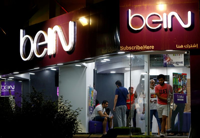 © Reuters. FILE PHOTO: Egyptian clients wait at one of the outlets of Qatari-funded beIN Sports channel in Cairo