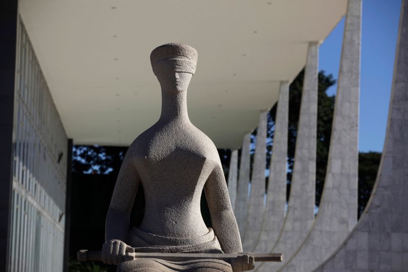 &copy; Reuters. Estátua da Justiça do lado de fora do prédio do Supremo Tribunal Federal em Brasília