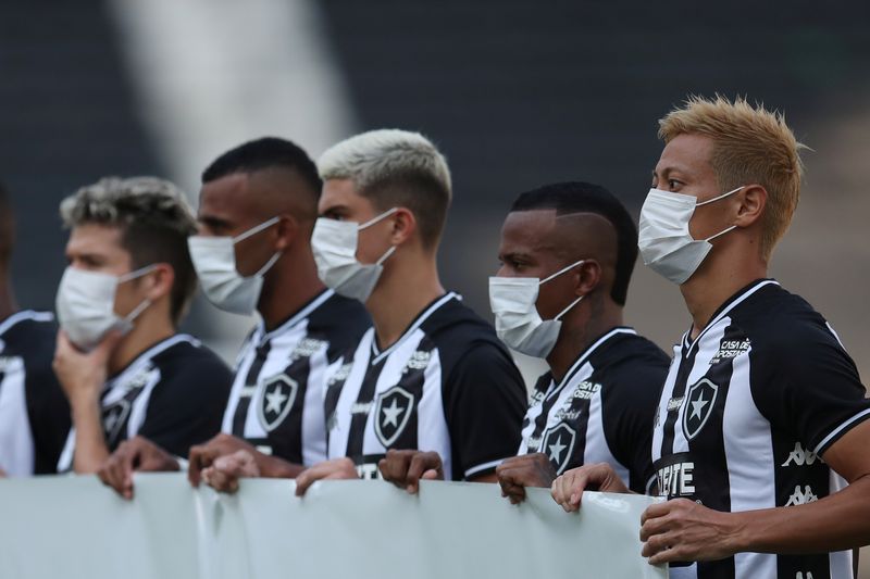 &copy; Reuters. Jogadores do Botafogo de máscara em partida disputada antes da paralisação do futebol devido ao coronavírus