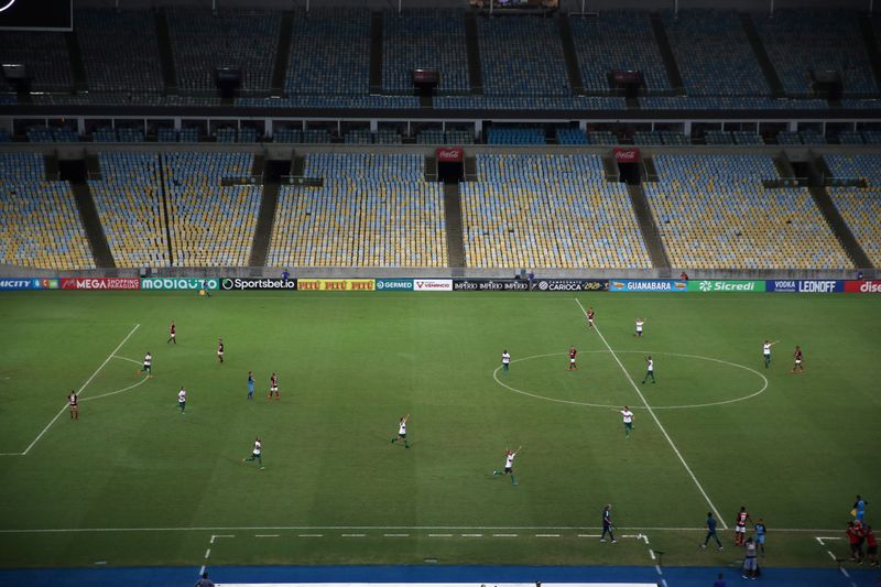 © Reuters. Imagen de archivo de un partido sin público entre Fluminense y Portuguesa en Río de Janeiro