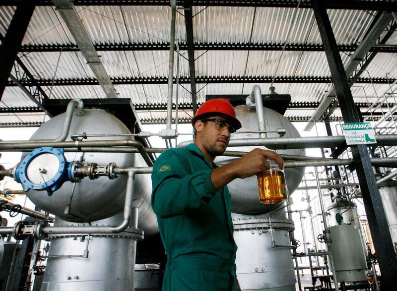 © Reuters. Trabalhador com amostra de biodiesel em refinaria em Iraquara (BA)