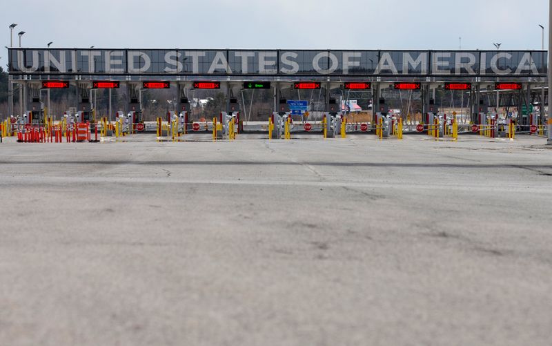 &copy; Reuters. FILE PHOTO: The U.S.-Canada border crossing is seen amid the coronavirus disease (COVID-19) outbreak in Lacolle