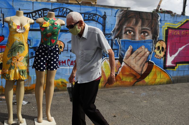 &copy; Reuters. Homem caminha por calçada do Rio de Janeiro