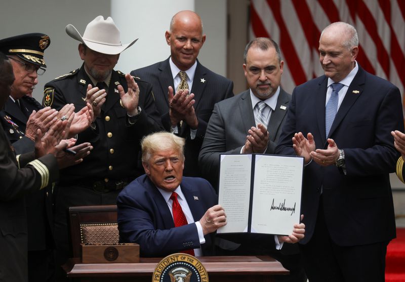 &copy; Reuters. Presidente dos EUA, Donald Trump, assina decreto de reforma policial em jardim da Casa Branca