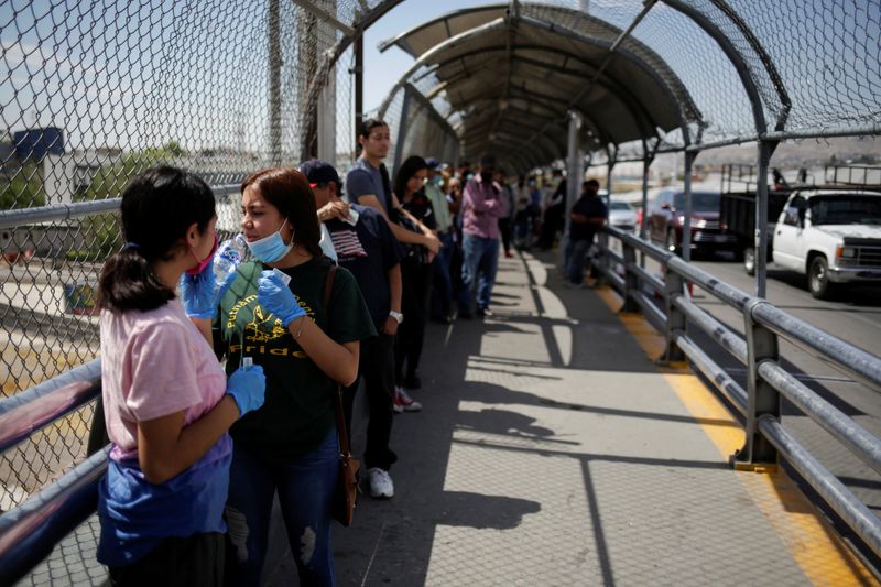 © Reuters. People wait to cross into the U.S, in Ciudad Juarez