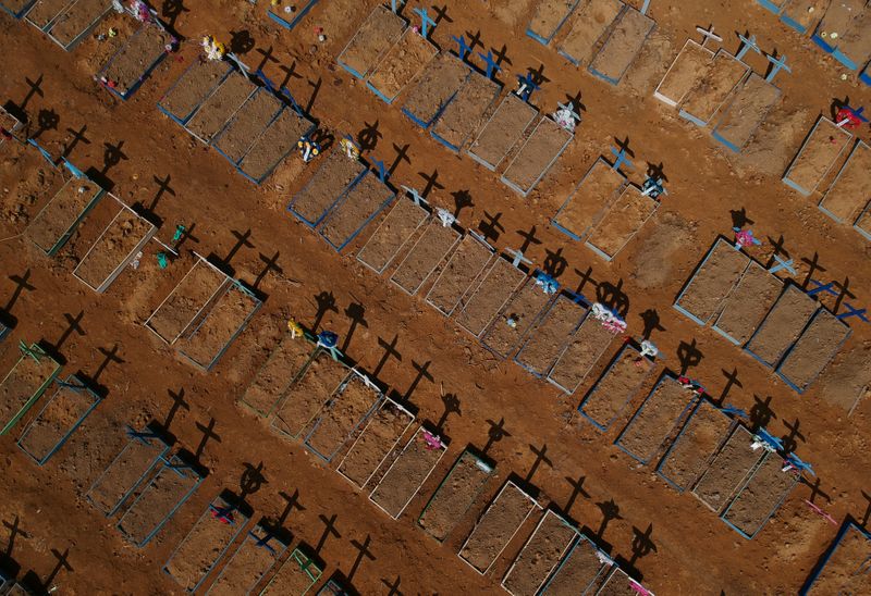 &copy; Reuters. Imagem aérea de cemitério em Manaus