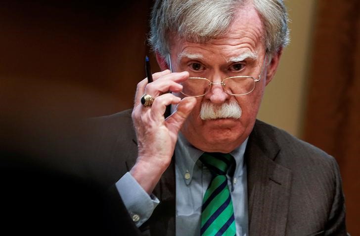 &copy; Reuters. FOTO DE ARCHIVO. El ex asesor de Seguridad Nacional de Estados Unidos, John Bolton, ajusta sus gafas durante una reunión con jefes de la OTAN en la Casa Blanca. Abril 2, 2019. REUTERS/Joshua Roberts/File Photo