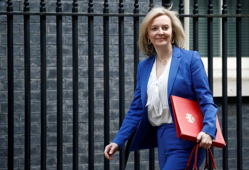 &copy; Reuters. FILE PHOTO: Members of Britain&apos;s cabinet meet at Downing Street in London