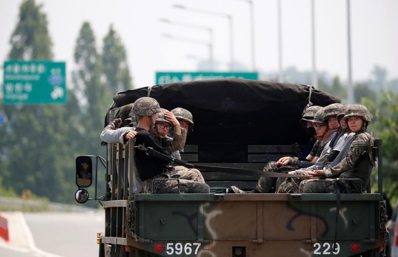 © Reuters. South Korean soldiers travel near the the demilitarized zone (DMZ) separating the two Koreas, in Paju