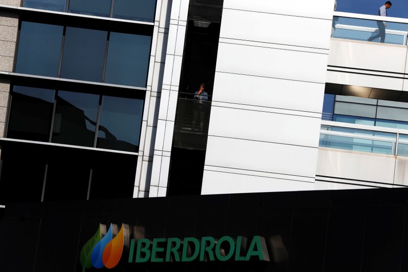 &copy; Reuters. FOTO DE ARCHIVO: El edificio principal de Iberdrola en Madrid el 6 de octubre de 2014