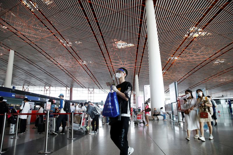 © Reuters. Un hombre en la sala de salidas del Aeropuerto Internacional de Pekín, China, el 17 de junio de 2020