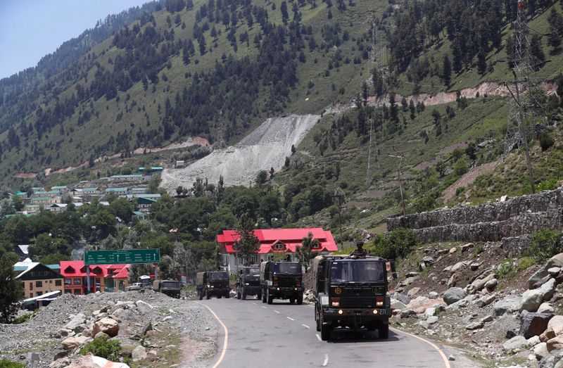 © Reuters. Indian army trucks move along a highway leading to Ladakh, at Gagangeer