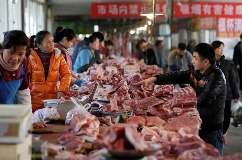 © Reuters. FILE PHOTO: Meat stalls are seen at a market in Beijing