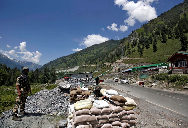 &copy; Reuters. Soldados de la Fuerza de Seguridad Fronteriza (BSF) de la India hacen guardia en un puesto de control a lo largo de una carretera que conduce a Ladakh, en Gagangeer, en el distrito de Ganderbal de Cachemira