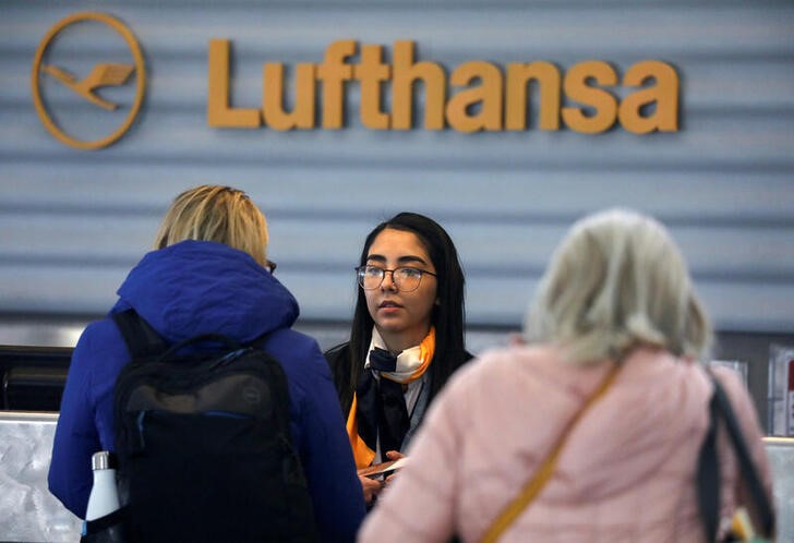 © Reuters. FILE PHOTO: Lufthansa ticket agents help travelers before travel restrictions are enacted hours later on flights from Europe entering the U.S. because of concerns of the novel coronavirus at the Denver International Airport