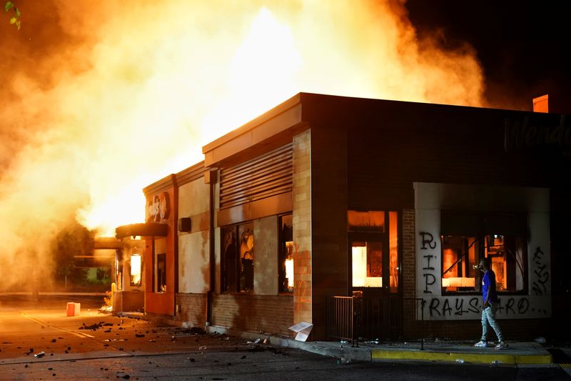 &copy; Reuters. FILE PHOTO: A Wendy’s burns following a rally against racial inequality and the police shooting death of Rayshard Brooks, in Atlanta