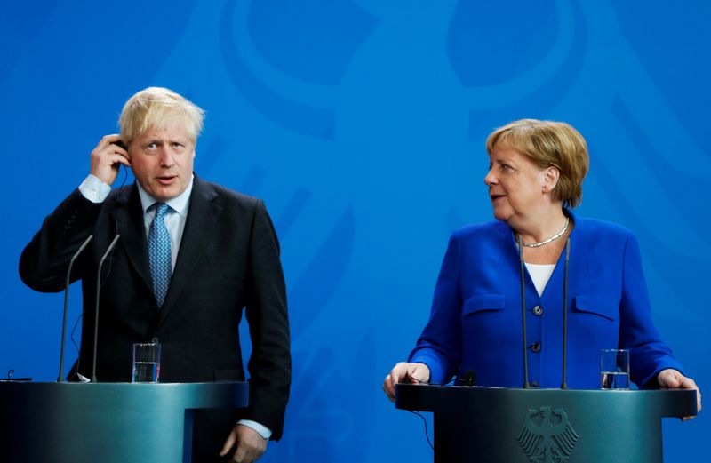 &copy; Reuters. FOTO DE ARCHIVO: La canciller alemana Angela Merkel y el primer ministro británico Boris Johnson en una conferencia de prensa en la Cancillería en Berlín, Alemania