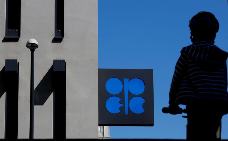 © Reuters. A person passes the OPEC logo in front of its headquarters in Vienna