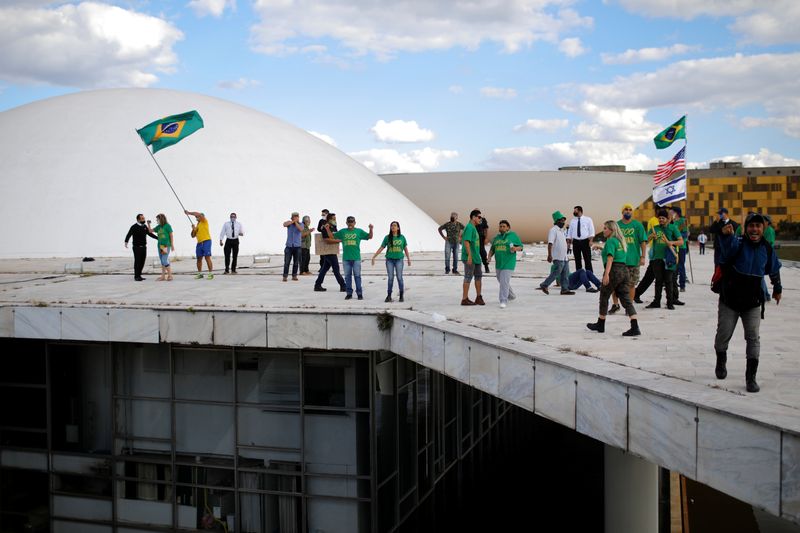 &copy; Reuters. Manifestantes ocupam parte do prédio do Congresso Nacional em ato a favor do presidente Jair Bolsonaro