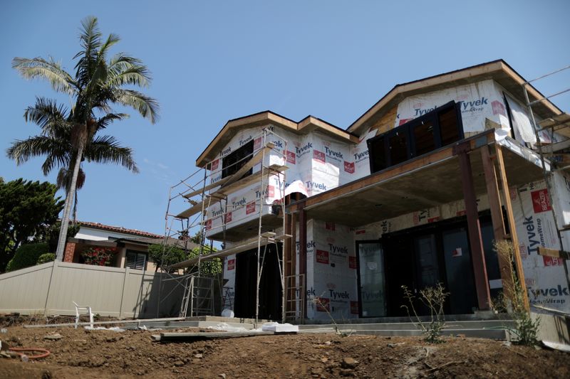 © Reuters. FILE PHOTO: A new apartment building housing construction site is seen in Los Angeles