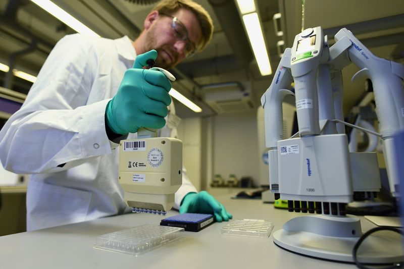 &copy; Reuters. Employee Philipp Hoffmann, of German biopharmaceutical company CureVac, demonstrates research workflow on a vaccine for the coronavirus (COVID-19) disease at a laboratory in Tuebingen