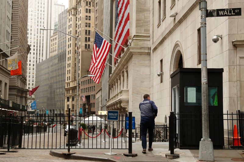 &copy; Reuters. Operador chega à bolsa de NY em Wall St.