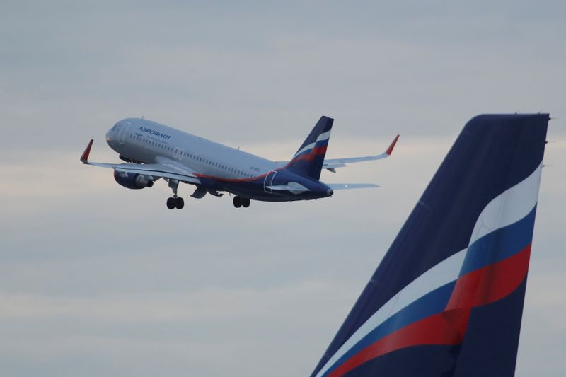 &copy; Reuters. Самолет Airbus A330-343 Аэрофлота вылетает из московского аэропорта Шереметьево