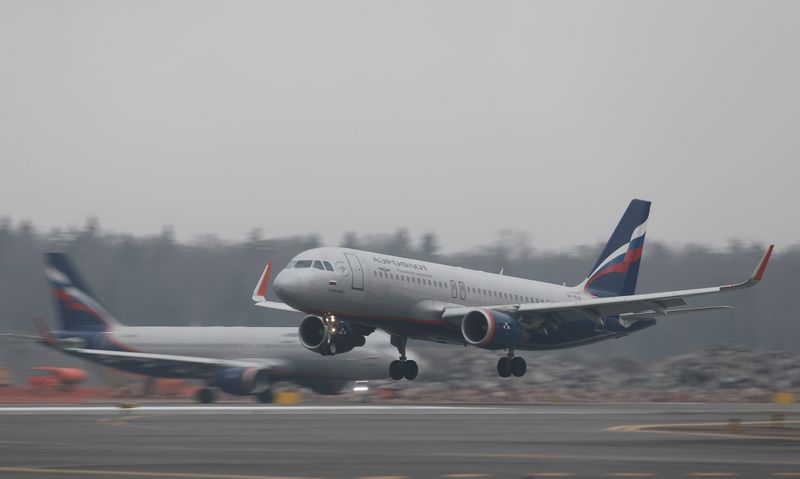 &copy; Reuters. FILE PHOTO: Aeroflot Airbus A320-200 plane lands at Sheremetyevo International Airport outside Moscow