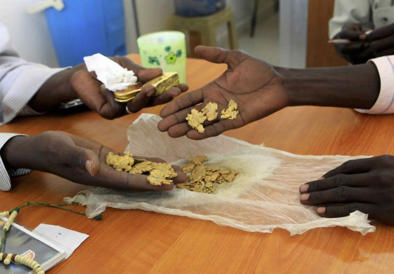 © Reuters. السودان يعزز فتح تجارة الذهب أمام القطاع الخاص