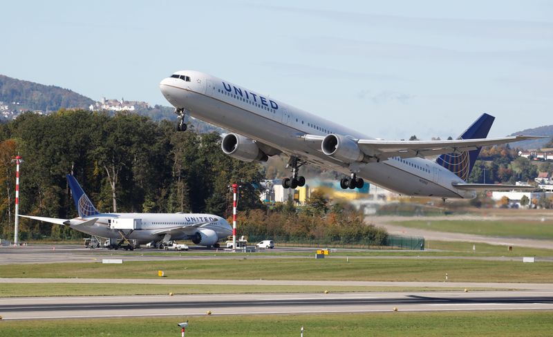 © Reuters. An United Airlines Boeing 767-400 aircraft takes off from Zurich airport