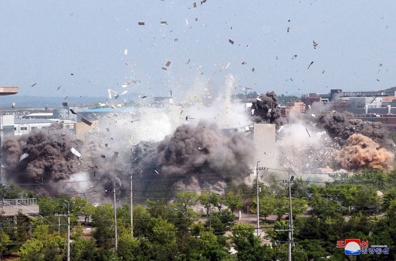 &copy; Reuters. Explosão do prédio que abrigava o escritório conjunto das Coreias na cidade fronteiriça de Kaesong