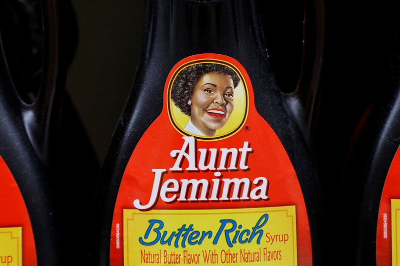 © Reuters. Bottles of Aunt Jemima branded syrup stand on a store shelf inside of a shop in the Brooklyn borough of New York City