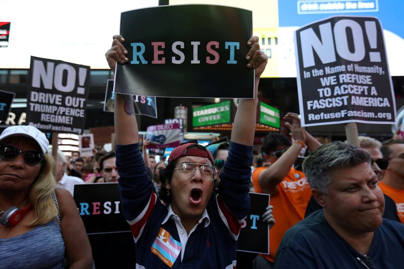 &copy; Reuters. People protest U.S. President Donald Trump&apos;s announcement that he plans to reinstate a ban on transgender individuals from serving in any capacity in the U.S. military, in Times Square, in New York City