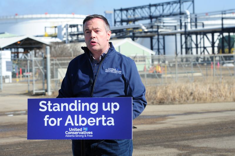 © Reuters. United Conservative Leader Jason Kenney speaks in front of the Trans Mountain Edmonton Terminal in Edmonton