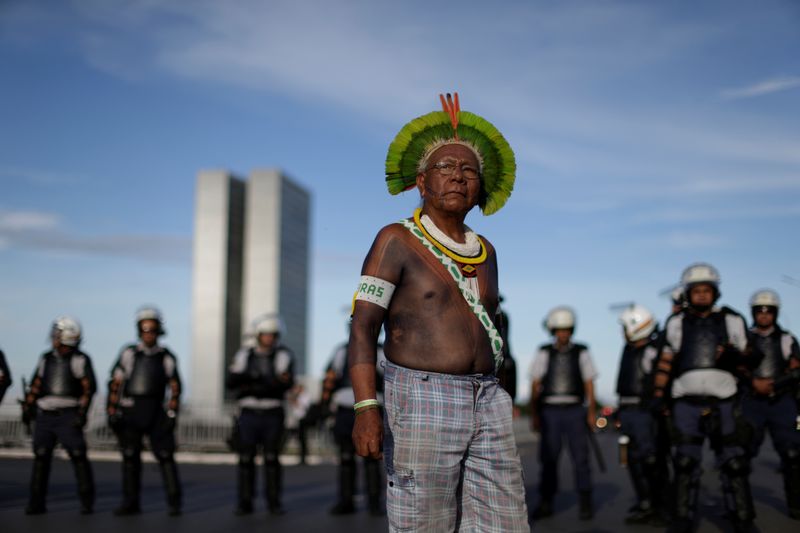 © Reuters. Líder indígena Paulinho Paiakan durante protesto contra o governo em Brasília