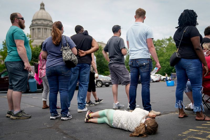 &copy; Reuters. Thousands line up outside unemployment office in Frankfort