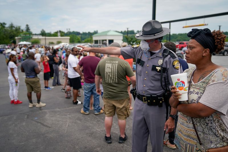 © Reuters. Thousands line up outside unemployment office in Frankfort