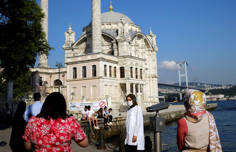 &copy; Reuters. الكمامة إجبارية.. في كبرى المدن التركية