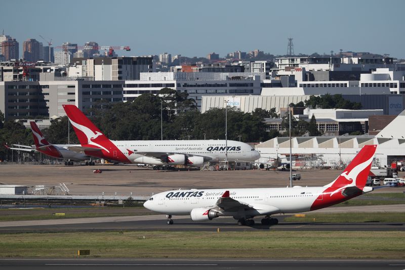 © Reuters. FILE PHOTO: Qantas planes are seen at Kingsford Smith International Airport in Sydney