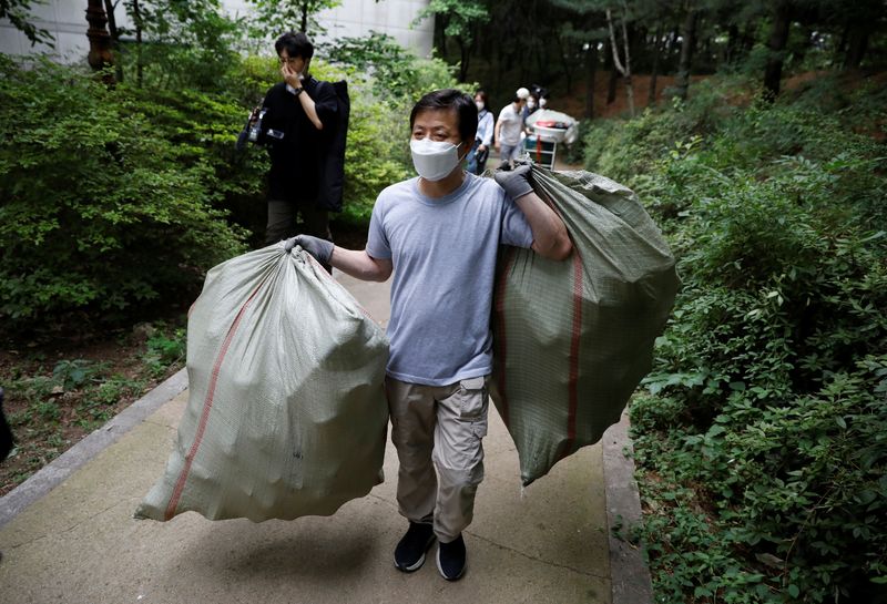 © Reuters. North Korean defector group prepares plastic bottles filled with rice and masks to be sent towards North Korea