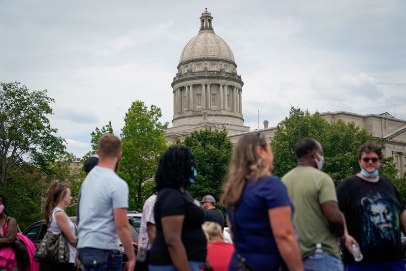 &copy; Reuters. Thousands line up outside unemployment office in Frankfort