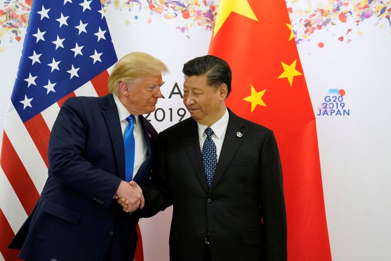 &copy; Reuters. Foto de archivo. El presidente de Estados Unidos, Donald Trump, le da la mano al presidente de China, Xi Jinping, antes de iniciar una reunión bilateral durante la cumbre de líderes del G20 en Osaka, Japón.