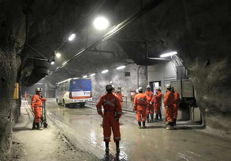 &copy; Reuters. Imagen de archivo de trabajadores de la mina de cobre El Teniente, el mayor yacimiento subterráneo del mundo, en la localidad de Machalí, en la zona central de Chile
