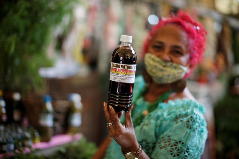 &copy; Reuters. Una vendedora conocida como Beth Cheirosinha ofrece remedios de hierbas amazónicas en el mercado de Ver-o-Peso, en medio de la pandemia de COVID-19, en Belém