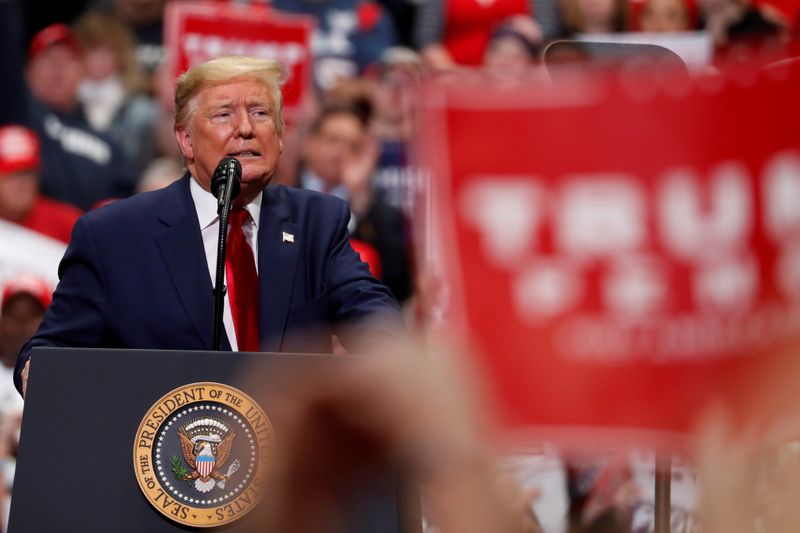 &copy; Reuters. FOTO DE ARCHIVO. El presidente de los Estados Unidos, Donald Trump, habla en un mitin de campaña en Charlotte, Carolina del Norte