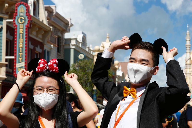 © Reuters. Social distance at Disneyland after it reopened following a shutdown due to the coronavirus disease (COVID-19) in Hong Kong
