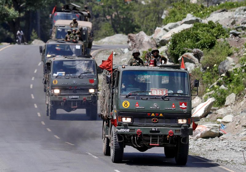 © Reuters. Indian Army convoy moves along a highway leading to Ladakh, at Gagangeer