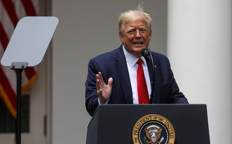 &copy; Reuters. FILE PHOTO: U.S. President Trump signs executive order on police reform at the White House in Washington