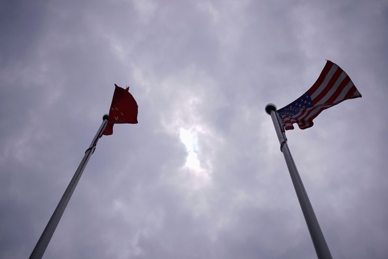 &copy; Reuters. Chinese and U.S. flags flutter in Shanghai