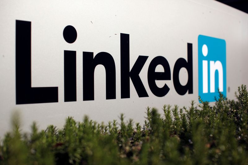 &copy; Reuters. FOTO DE ARCHIVO: el logo de LinkedIn en Mountain View, California